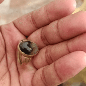 গোল্ডেন কালার পাথর দ্বারা।